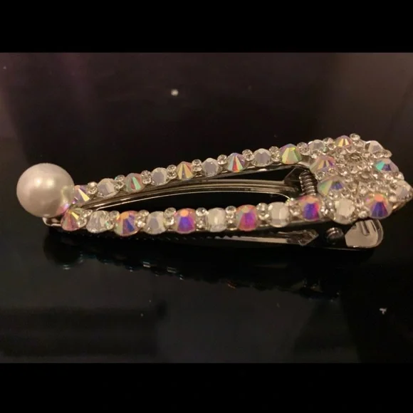 Super Elegant Pearl Hairclip to Enhance your Casual or Night Our Hair look - Picture 4 of 4